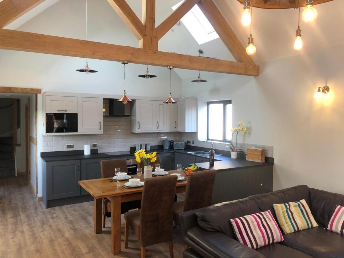 Newly Converted Luxury Barn With Private Hot Tub Bodfari
