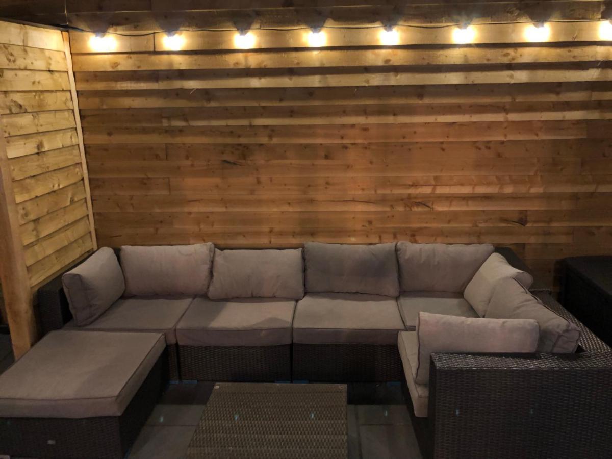 Newly Converted Luxury Barn With Private Hot Tub Bodfari