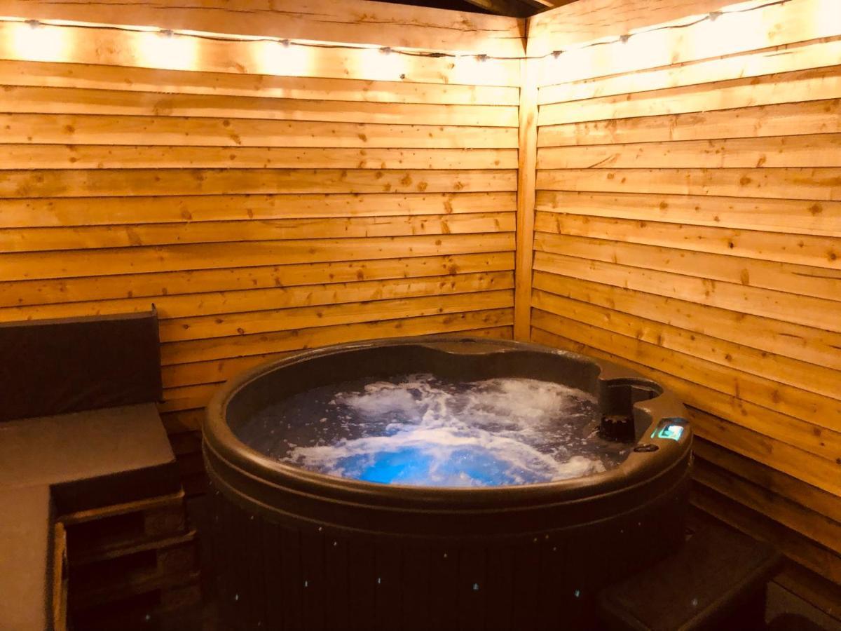 Newly Converted Luxury Barn With Private Hot Tub * Bodfari